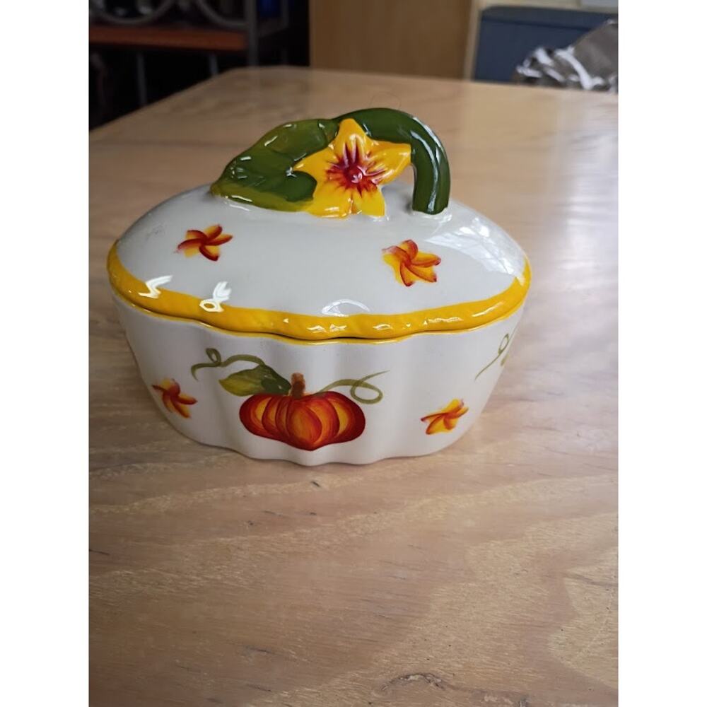 Temp-tations by Tara Seasonal 10 oz Pumpkin Shaped Covered Dish Autumn